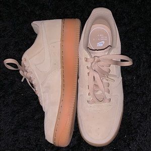 TAN SUEDE NIKE AIR FORCE 1s
